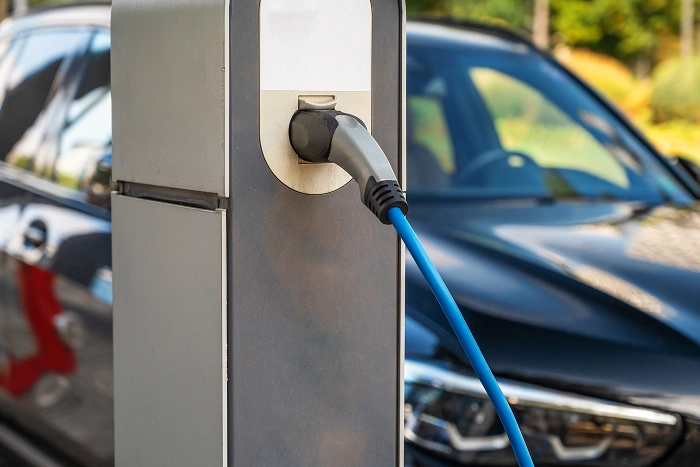vista-proxima-de-uma-estacao-de-carregamento-de-carros-eletricos-1.webp